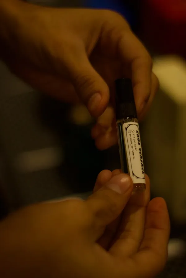 Entrega de un decant Escencia Perfumería